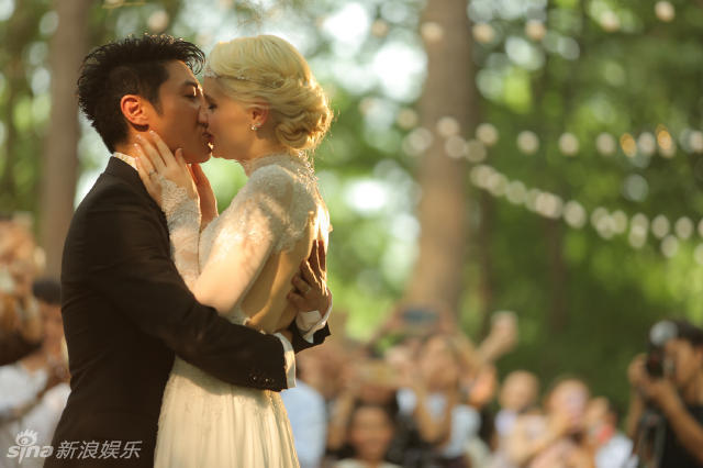 組圖:撒貝寧婚禮獻吻熱舞 李白3套禮服身姿婀娜