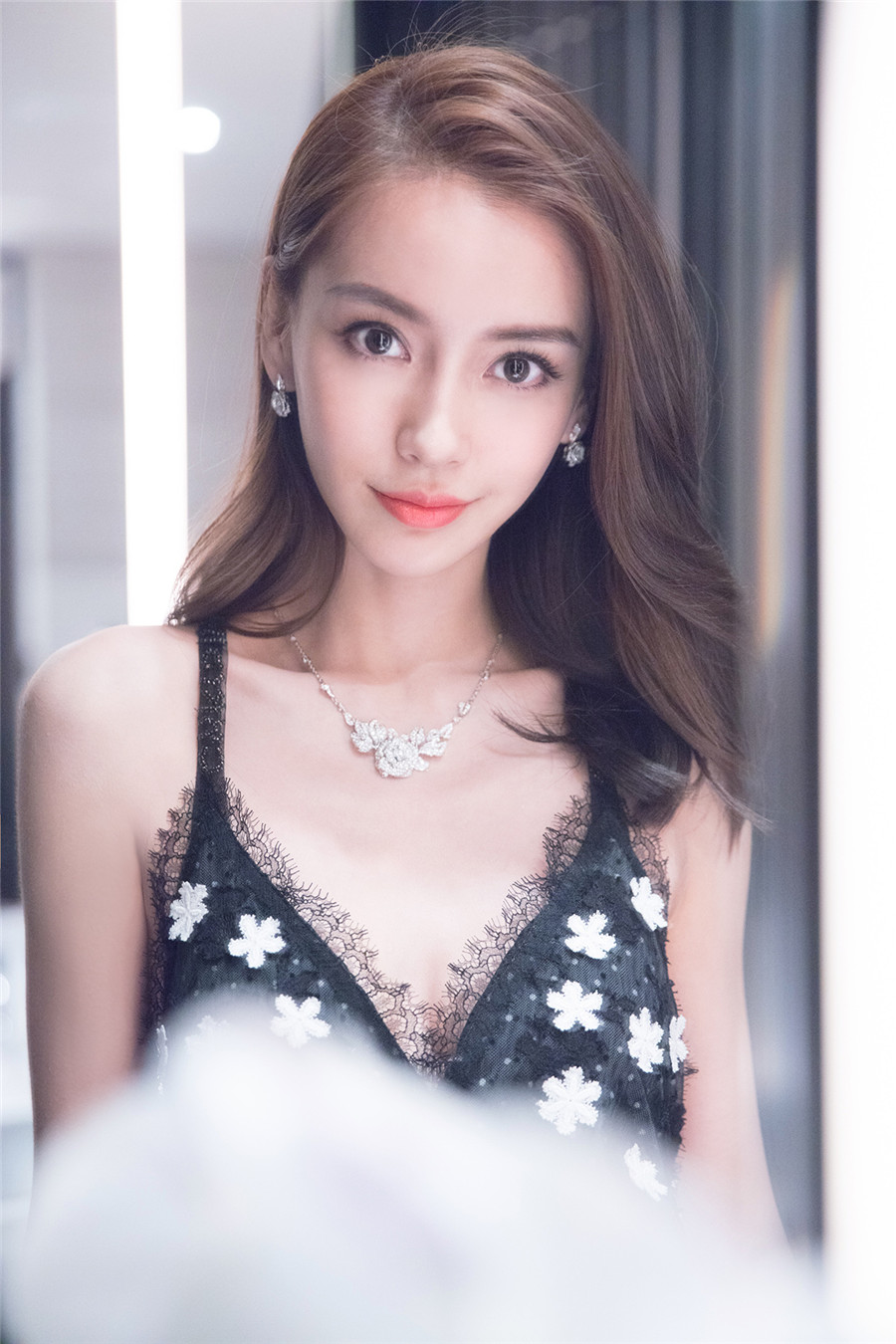 圖片默認標題_fororder_angelababy黑紗露背禮裙現身時尚盛典 九登大刊封面代言女王勢不可擋12