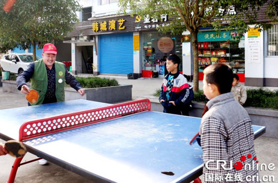 已過審【CRI專稿 標題摘要】忠縣人大常委會攜手志願者冬日送溫暖