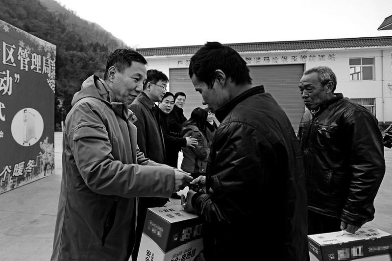 【民生】鄠邑區662戶貧困戶收到“溫暖”大禮包