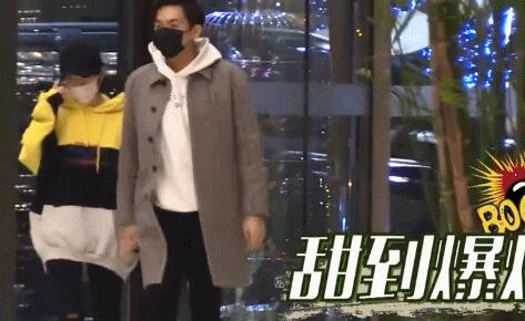 張若昀帶唐藝昕現身上海見家長 手牽手離開酒店超甜蜜