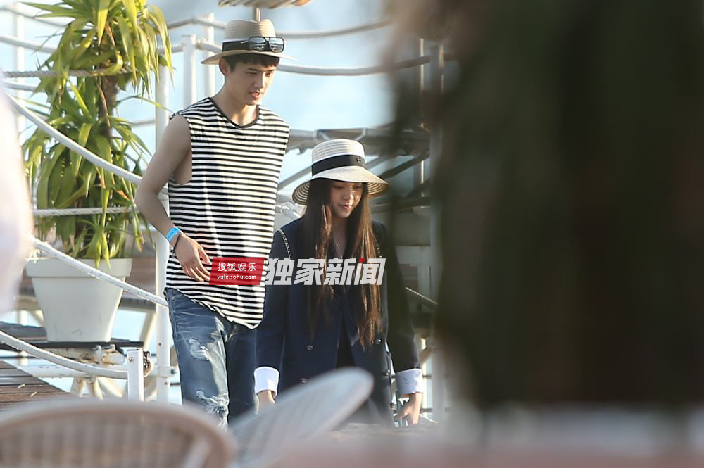 獨家：初戀CP劉昊然歐陽娜娜各自自拍不同框