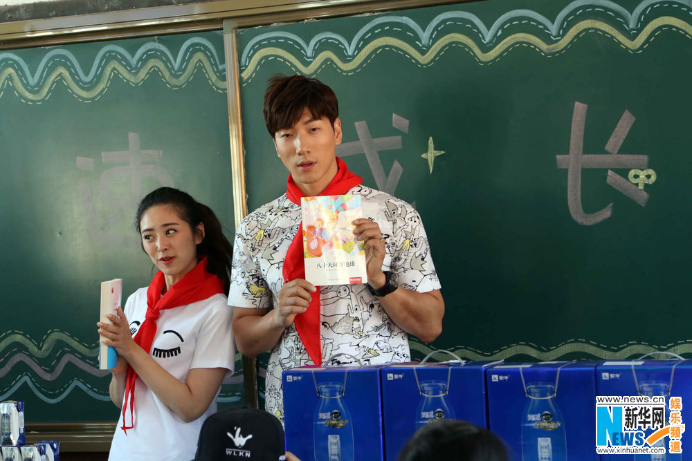 張亮張悅軒父唱子隨 天天油畫助力老爸公益