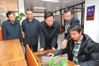 【頭條摘要】謝伏瞻：積極發展大數據戰略性産業 推動更高品質更好效益發展