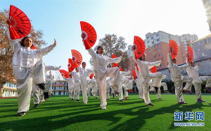 全民健身——太極功夫扇“舞動”校園