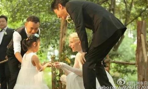 明星520集體虐狗：劉翔與女友吳莎街頭秀恩愛 撒貝寧妻子