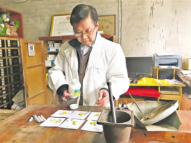 【山城故事圖文】吳華：劃船出診的“十塊錢村醫”