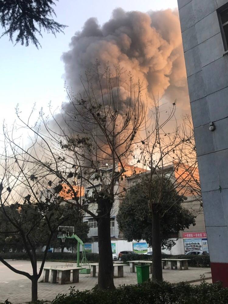 【今日看點+即時資訊】突發：西安東郊一倉庫發生火災 消防正在救援