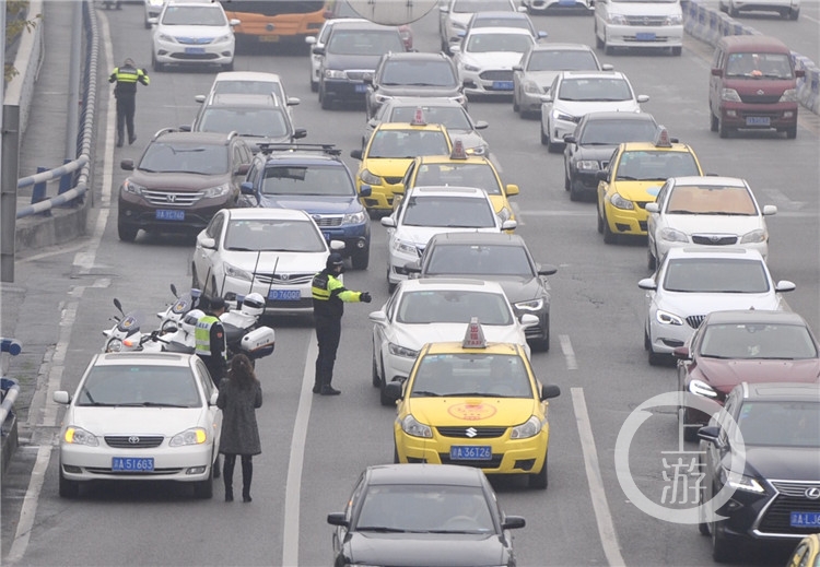 【法制安全】百餘名“渝警驍騎”上街巡邏執法