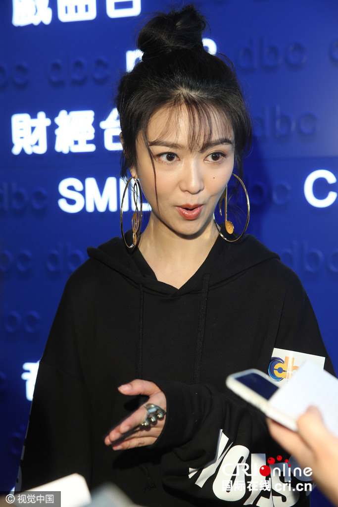 薛凱琪丸子頭扮嫩尖下巴搶鏡