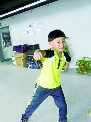 鷹爸帶裸跑弟回家讀私塾 希望孩子13歲上大學