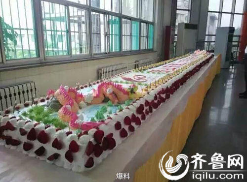 高校現6米長校慶蛋糕 學生哄搶老師被擠上陽臺