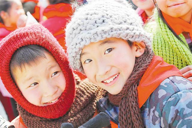 【科教　圖文】900套愛心織物溫暖孩子們的冬日