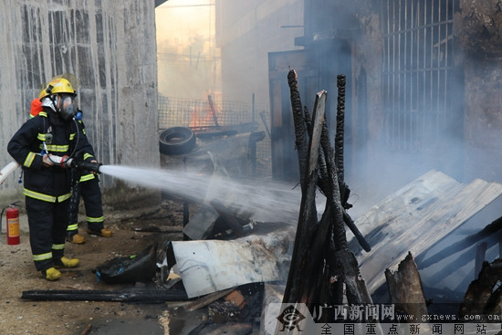 〔熱門文章-圖文〕防城港:簡易木房起火蔓延 消防官兵成功救出4人 〔熱門文章-圖文〕防城港:簡易木房起火蔓延 消防官兵成功救出4人