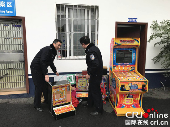 已過審【法制安全】超市門口暗藏“水果機” 江北警方現場搗毀窩點