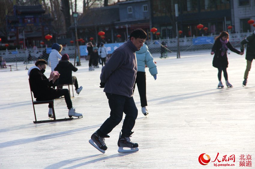 凍瓷實了！京城什剎海冰場市民體驗“雪色浪漫”