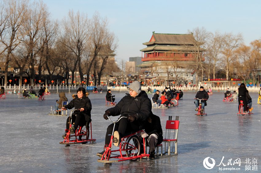 凍瓷實了！京城什剎海冰場市民體驗“雪色浪漫”