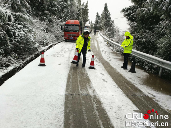 已過審【區縣聯動】雲陽迎來2018年第一場雪 交巡警全力保平安【區縣聯動 列表】雲陽迎來首場降雪 交巡警全力保平安