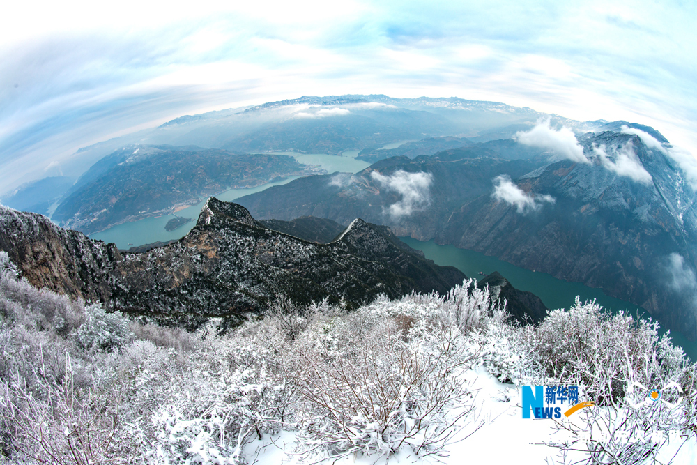 航拍瞿塘峽初雪 瓊枝玉樹景象壯美