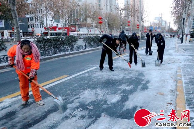 【未央專題  左上文 加摘要】未央公安再次清除道路殘雪確保群眾平安出行