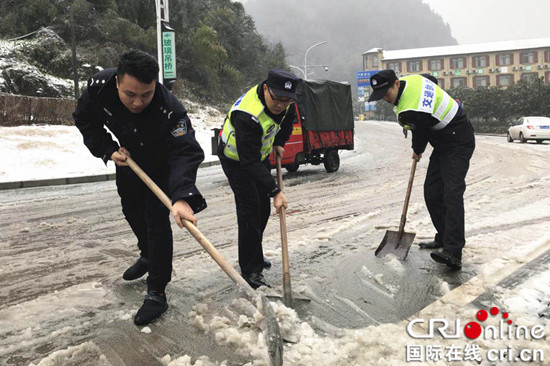 已過審【法制安全】萬盛高海拔景區普降大雪 民警巡邏除雪保平安【區縣聯動】【萬盛】萬盛景區降大雪 民警巡邏除雪保平安