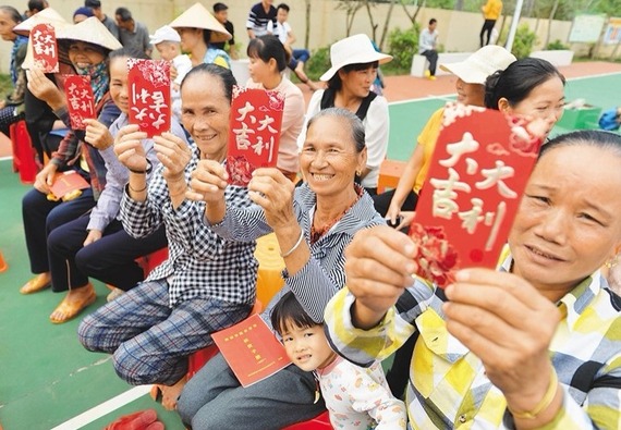 東方市東河鎮舊村貧困戶領到蛋雞扶貧項目分紅