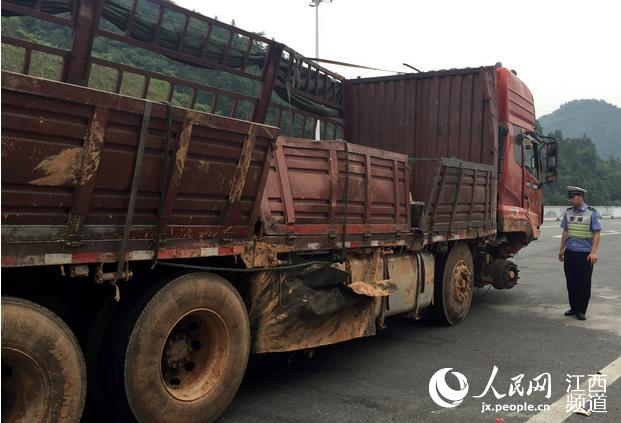 大貨車沒了兩前輪照樣上路跑 交警緊急叫停