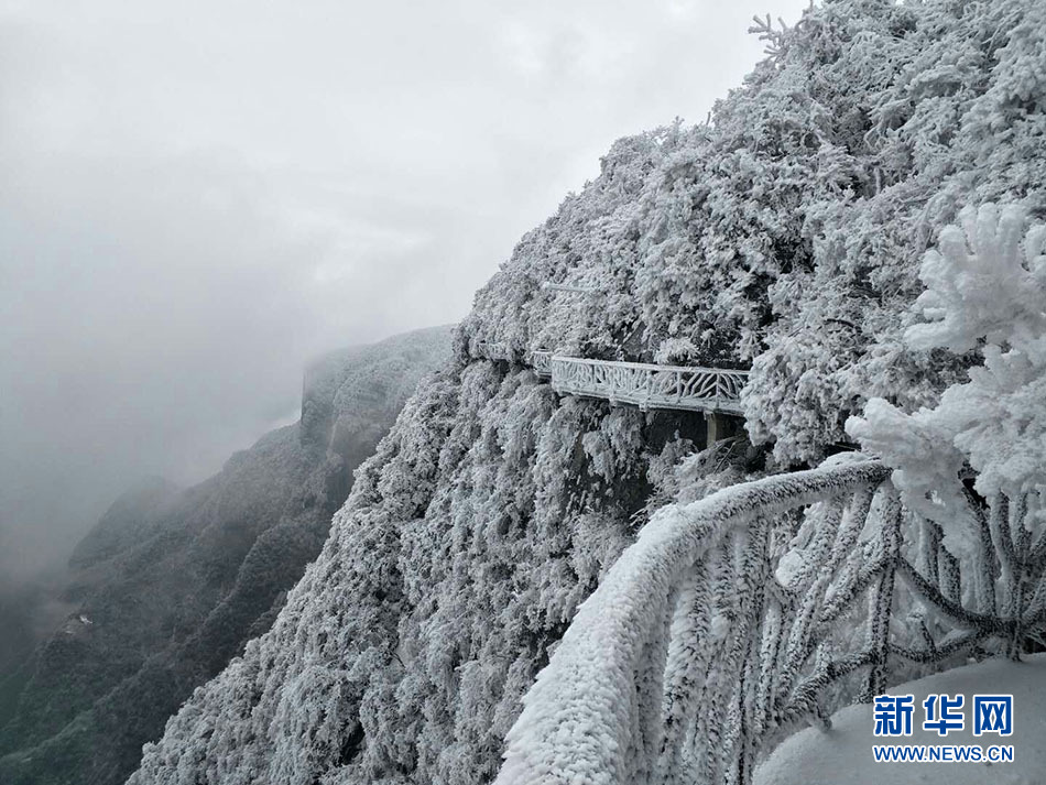 湖南天門山：銀裝素裹若仙境