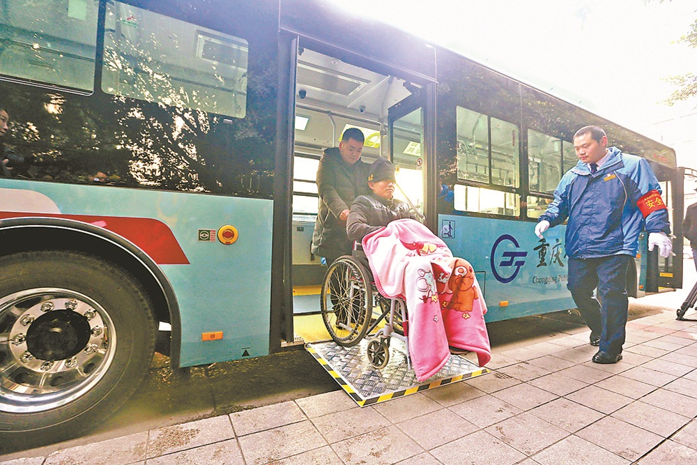 【焦點圖】重慶市首批一級踏步公交車投用