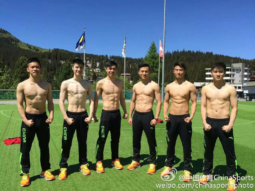 渾身都是馬甲線!董棟攜蹦床男隊半裸出鏡