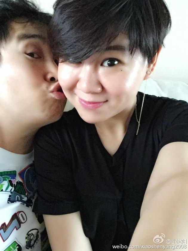 小瀋陽紀念結婚十二年 嘟嘴獻吻老婆示愛(圖)