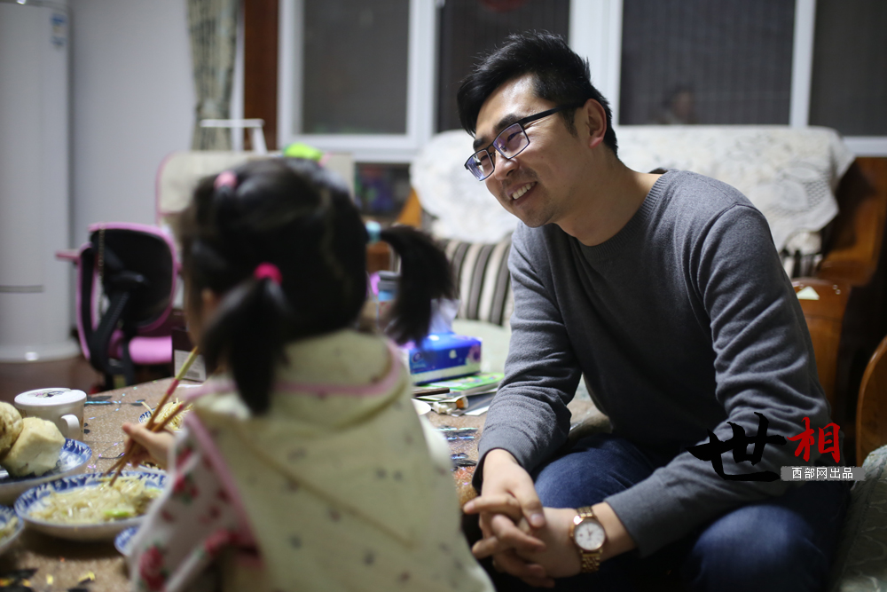 【焦點圖 顯示圖在稿件最下方 移動圖和頁面圖】愛“騙人”的醫生爸爸