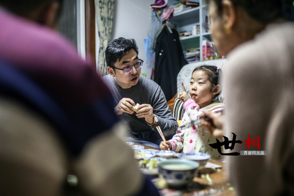 【焦點圖 顯示圖在稿件最下方 移動圖和頁面圖】愛“騙人”的醫生爸爸