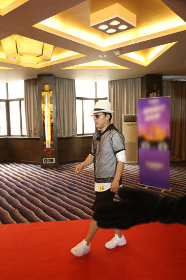 極限男人幫共享友情歲月 黃渤獻唱《這就是命》