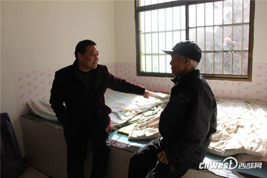 68歲的鞏宏娃老人家裏的老房子和新房子對比圖。