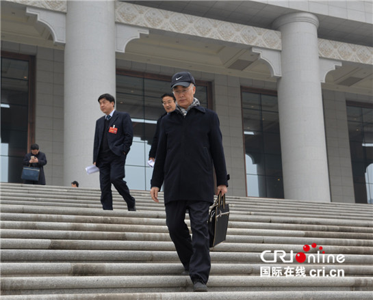 【2017陜西兩會專題  兩會鏡頭  顯示圖在稿件最下方 】追趕超越路上 代表和委員們意氣風發