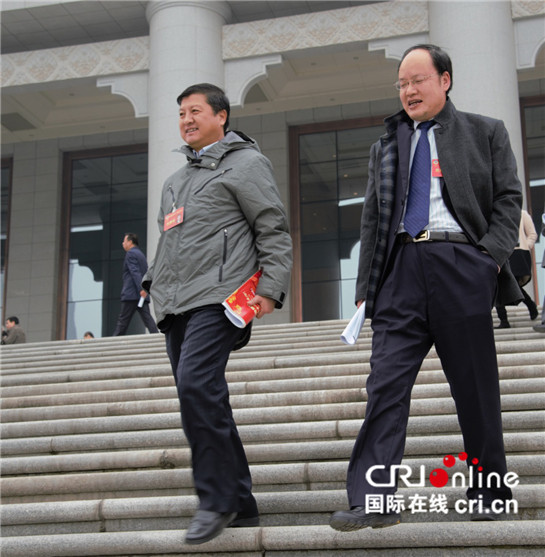 【2017陜西兩會專題  兩會鏡頭  顯示圖在稿件最下方 】追趕超越路上 代表和委員們意氣風發
