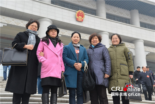 【2017陜西兩會專題  兩會鏡頭  顯示圖在稿件最下方 】追趕超越路上 代表和委員們意氣風發