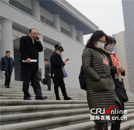 【2017陜西兩會專題  兩會鏡頭  顯示圖在稿件最下方 】追趕超越路上 代表和委員們意氣風發