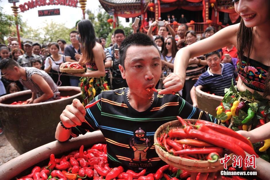 辣哭了！遊客泡進辣椒缸吃辣椒贏黃金