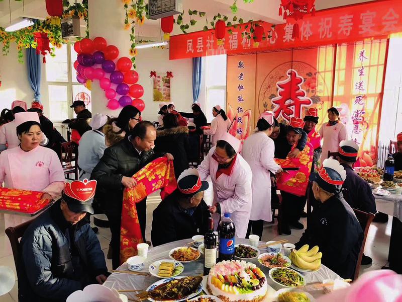 【三秦大地 寶雞+移動列表 +民生 圖  顯示圖在稿件最下方】集體生日 鳳縣34名老人福利院吃蛋糕