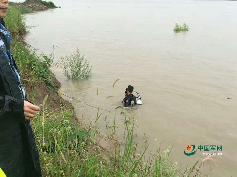 迎戰“洪魔”他們在行動！海軍潛水員來了