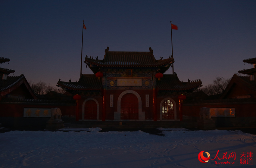 臘八到年將近 天津市民寒冬清晨排隊吃粥沾福氣