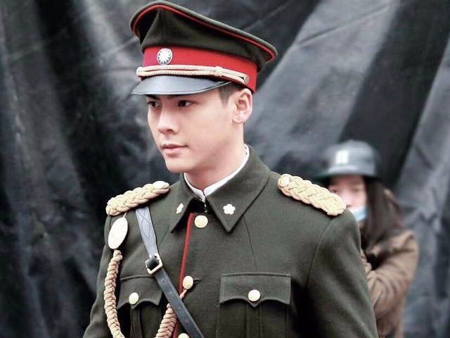 陳偉霆《老九門》裏穿軍裝真的帥到報警