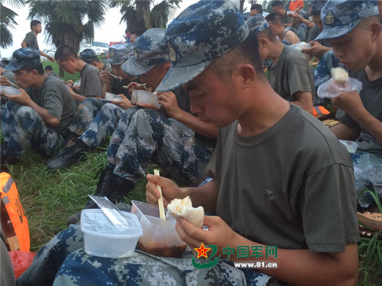 不是饅頭！空降兵在抗洪大堤吃上真正大餐