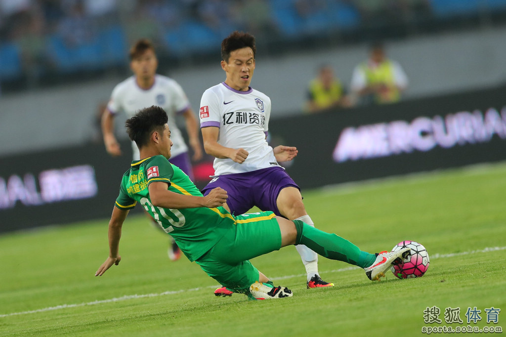 高清:國安0-0悶平泰達 雙方拼搶激烈張辛昕滑鏟