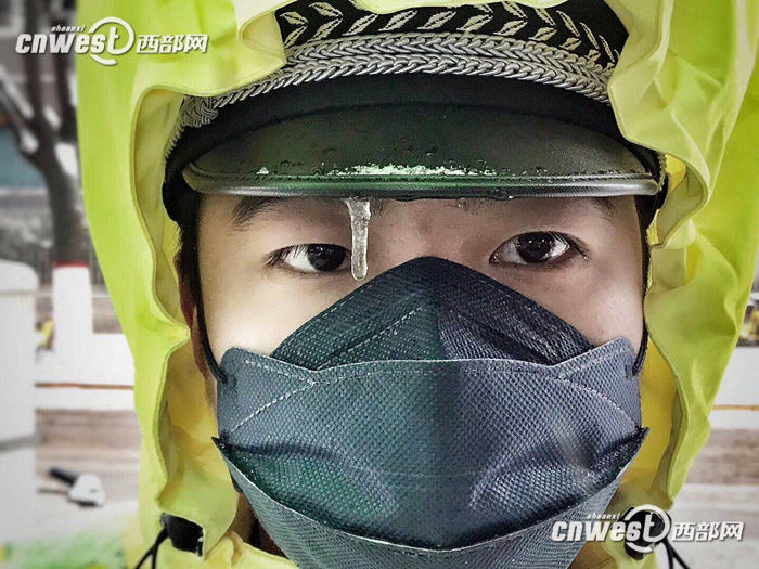 【今日看點】（頁面標題）雪天西安交警上街執勤 溫情故事傳遍古城  （內容頁標題）雪天西安3000余交警上街執勤 溫情故事傳遍古城