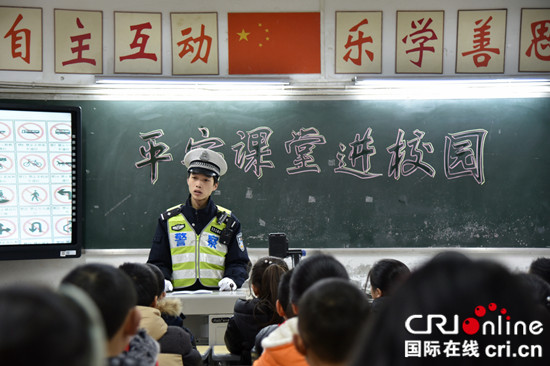 萬盛民警創新形式 舞交友活躍氛圍開展安全教育