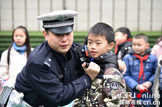 萬盛民警創新形式 舞交友活躍氛圍開展安全教育