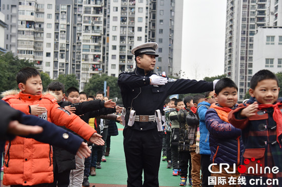 萬盛民警創新形式 舞交友活躍氛圍開展安全教育
